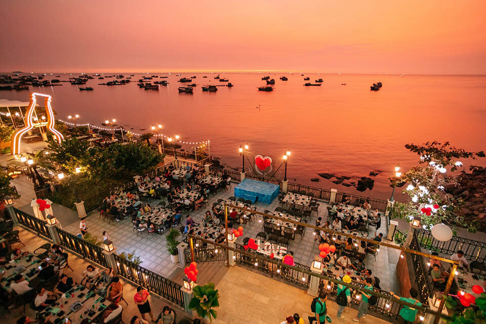 Sở hữu tầm view bao trọn hoàng hôn đảo Ngọc, khách hàng đến đây ưa chuộng nhất trải nghiệm thưởng thức hải sản tươi ngon tại không gian ngoài trời được bài trí thơ mộng.